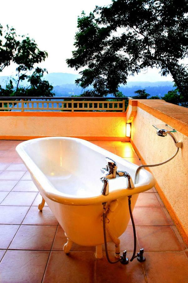 Villa Rosa Канди Екстериор снимка
